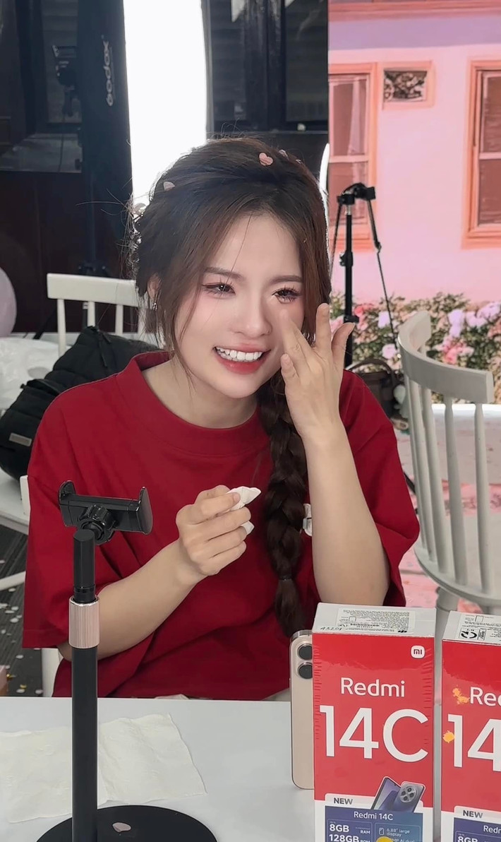 Cô chứng minh mình vẫn là một "chiến thần chốt đơn" với những phiên megalive ấn tượng: Trong phiên live bán vải thiều với sự phối hợp của UBND và Sở Công Thương tỉnh Bắc Giang, Ngọc Kem đã góp phần mang lại kết quả 25 tấn vải thiều được bán ra chỉ trong vòng 3 tiếng, cô cũng nhận được Thư cảm ơn của UBND tỉnh Bắc Giang và Sở Công Thương với chiến dịch này.