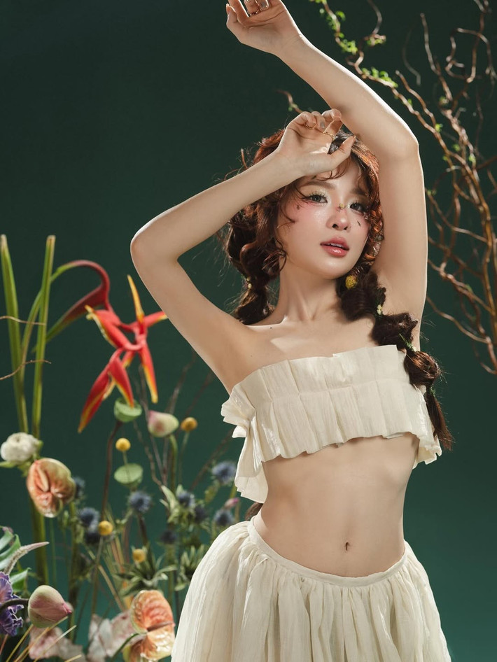 Ngọc Kem cũng thường xuyên thay đổi hình ảnh với những tạo hình khác nhau, khi thì dịu dàng nữ tính, lúc lại hài hước "ngố tàu", đem lại sự mới mẻ cho người theo dõi.