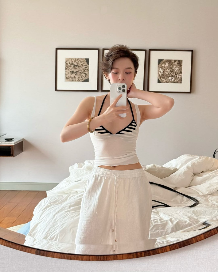 Hà My ưa chuộng lối lên đồ tối giản, kết hợp từ những item trông có vẻ "bình thường" nhưng mang lại cảm giác thanh lịch, nhẹ nhàng. Điều này được thể hiện qua từng bộ ảnh của cô nàng. Chỉ với vài món đồ cơ bản, cô nàng vẫn dễ dàng chiếm spotlight nhờ thần thái, sự tinh tế trong phối đồ và khí chất riêng không thể trộn lẫn.