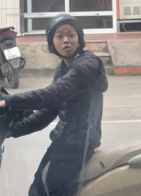 Thậm chí chính sự đối lập này mà nhiều người hoài nghi, không tin Quỳnh Anh trong vai “chị áo phao đen” và Quỳnh Anh vừa tốt nghiệp bác sĩ này là cùng một người. (Ảnh: FBNV)