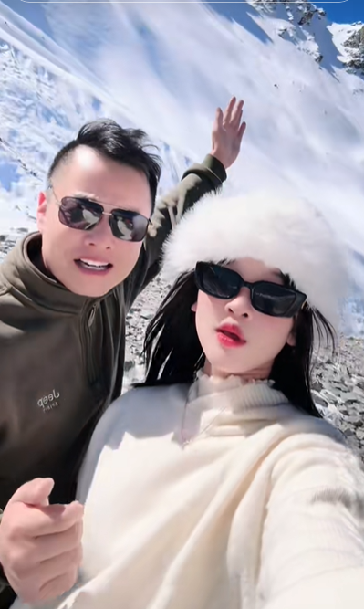 Điều gây xôn xao là bạn gái mới của Tôn Bằng có diện mạo ưa nhìn, trẻ trung, được cho là kém anh đến 26 tuổi.