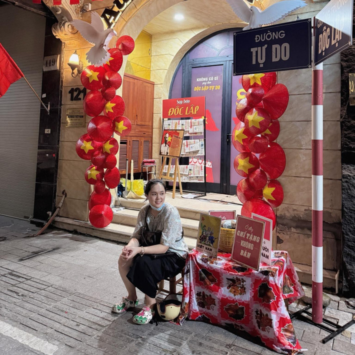 Trước thềm buổi tổng hợp luyện diễu binh, diễu hành chuẩn bị cho Đại lễ A80, không khí tại thủ đô Hà Nội trở nên vô cùng sôi động. Giữa hàng triệu người dân háo hức chờ đợi, gia đình trung vệ Đỗ Duy Mạnh đã có một hành động đẹp và ấm áp, gây chú ý trên mạng xã hội. (Ảnh: FB Nguyễn Quỳnh Anh)