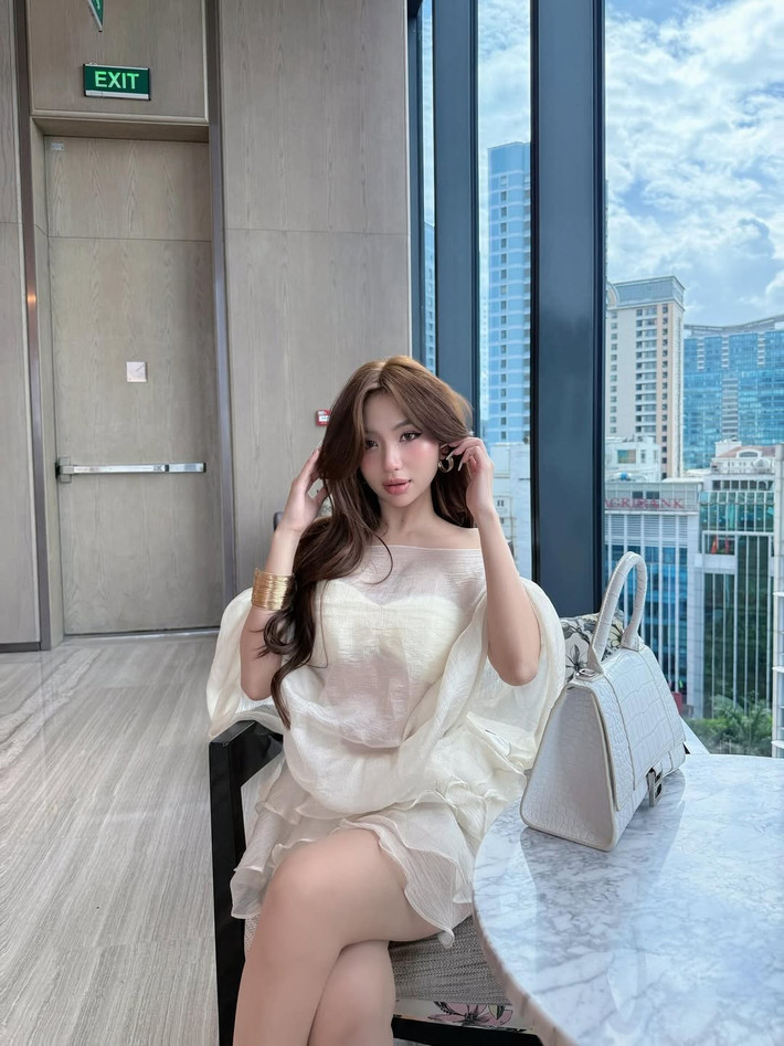 Nội dung chủ yếu trong các bài đăng trên MXH của Quỳnh Như thường là nhảy đu trend lắc hông, khoe nhan sắc xinh đẹp cũng như vóc dáng nóng bỏng và check-in ở những chỗ sang chảnh.