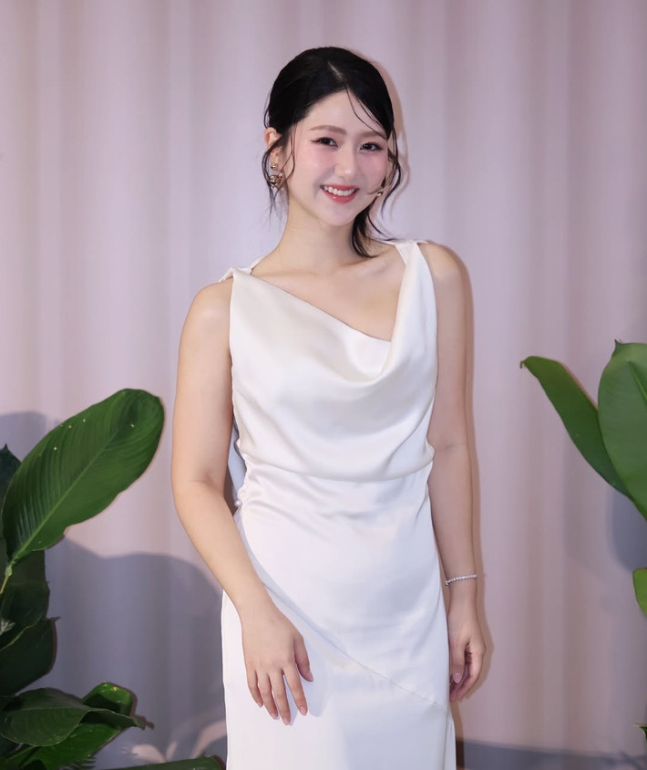 Khi xuất hiện tại các sự kiện, Hà My cũng diện các mẫu đầm thanh lịch, tôn dáng, ít khi có các phần cắt xẻ sâu gợi cảm. (Ảnh: @hamyyng)