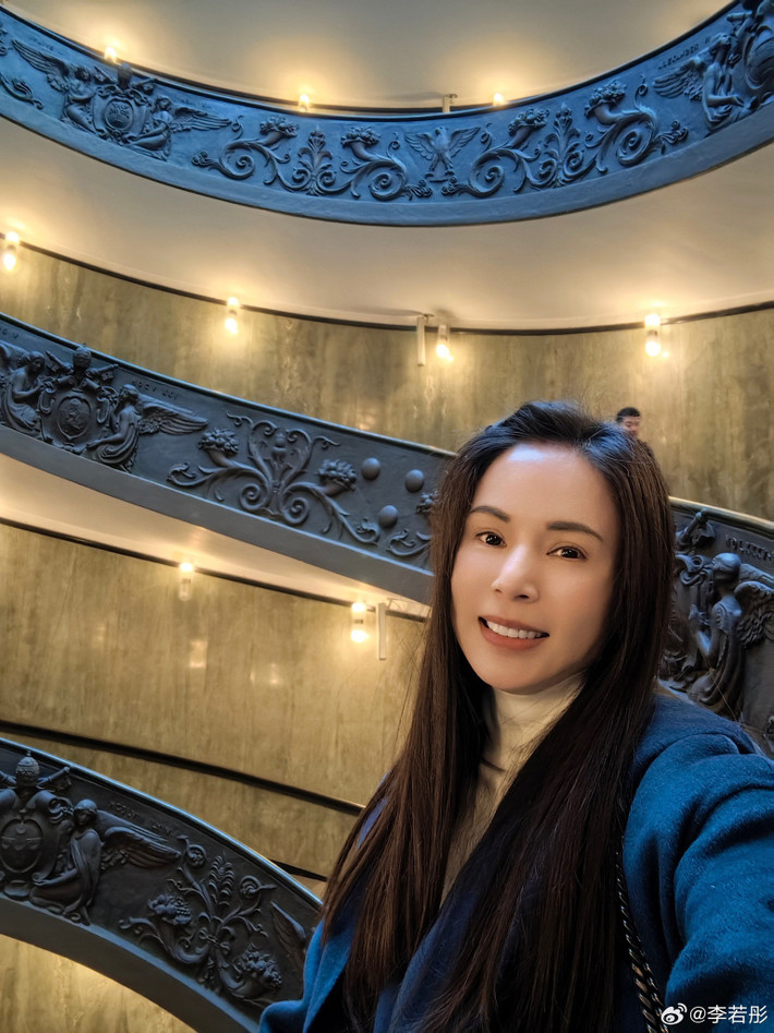 Lý Nhược Đồng vào vai nhân viên văn phòng tuổi 30 trẻ trung xinh đẹp. Dù ngoài đời, cô đã bước sang tuổi 59, nhưng nữ diễn viên vẫn được nhận xét vô cùng hợp vai, không hề cảm thấy bị gượng ép khi vào vai nhân vật có tuổi chỉ bằng nửa tuổi thật ngoài đời.