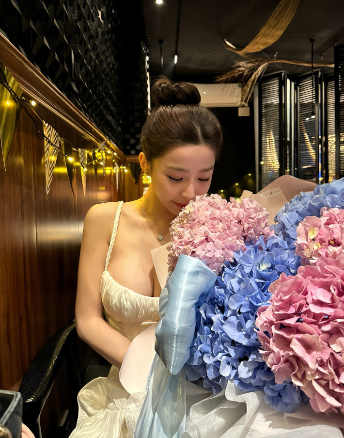 Mới đây, Tammy Phạm đã gây chú ý khi đăng tải loạt ảnh mới với bó hoa khổng lồ, đi kèm dòng trạng thái đầy ẩn ý: "Có thể hình không đẹp, nhưng tình mình đẹp".