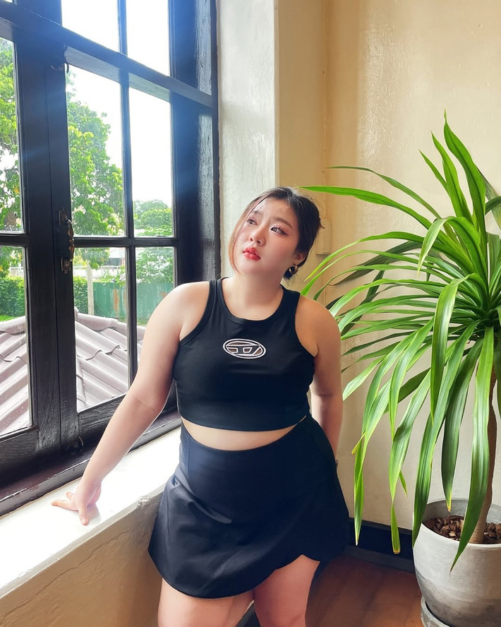 Nổi lên nhờ loạt ảnh với thần thái rạng rỡ ngút ngàn, cô nàng được nhiều người gọi là "hot girl y tá" hay "hot girl ngoại cỡ".