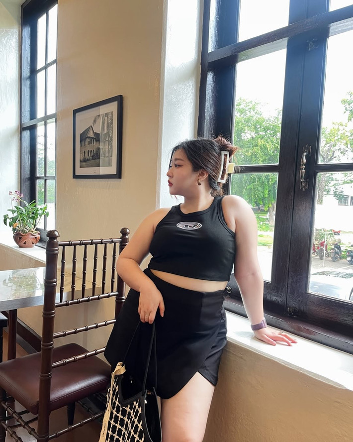 Chayanada sở hữu gương mặt tròn bầu bĩnh, đôi mắt to và làn da trắng mịn – những đặc điểm tạo nên nét đẹp ngọt ngào, dễ gần nhưng cũng không kém phần nổi bật.