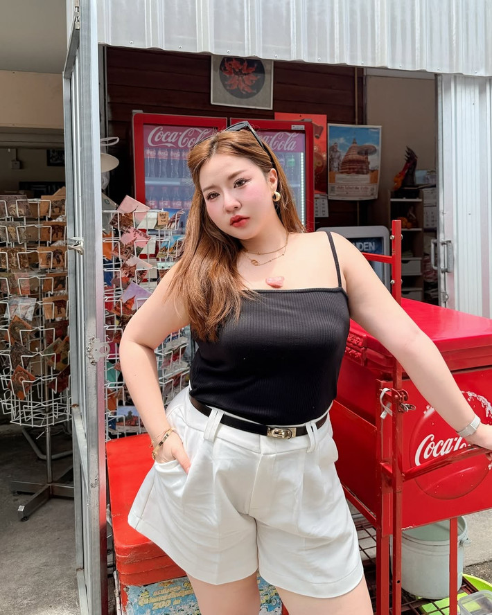 Ở những bức ảnh đời thường, Chayanada gây ấn tượng bởi khả năng phối đồ linh hoạt: tanktop ôm dáng mix cùng quần shorts lưng cao, croptop thể thao kết hợp chân váy xếp ly khỏe khoắn hay thậm chí là những mẫu áo hai dây mỏng nhẹ nhưng vẫn “đốt mắt” người nhìn nhờ thần thái tự tin.