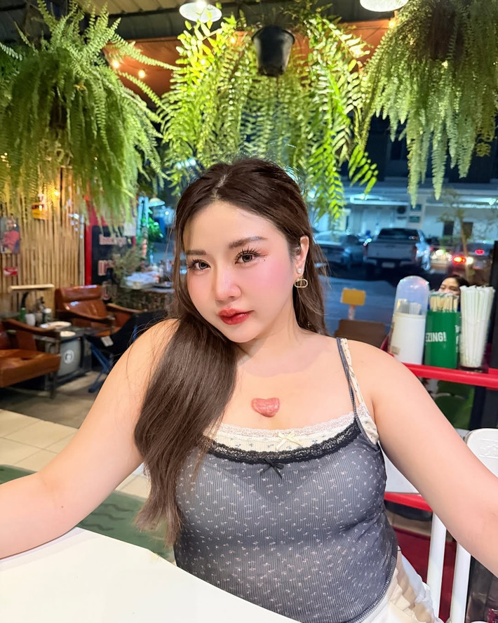 Không ngần ngại khoe đường cong, Chayanada thường lựa chọn những outfit cắt xẻ khéo léo, giúp tôn lên vòng 1 đầy đặn và vòng eo săn chắc.