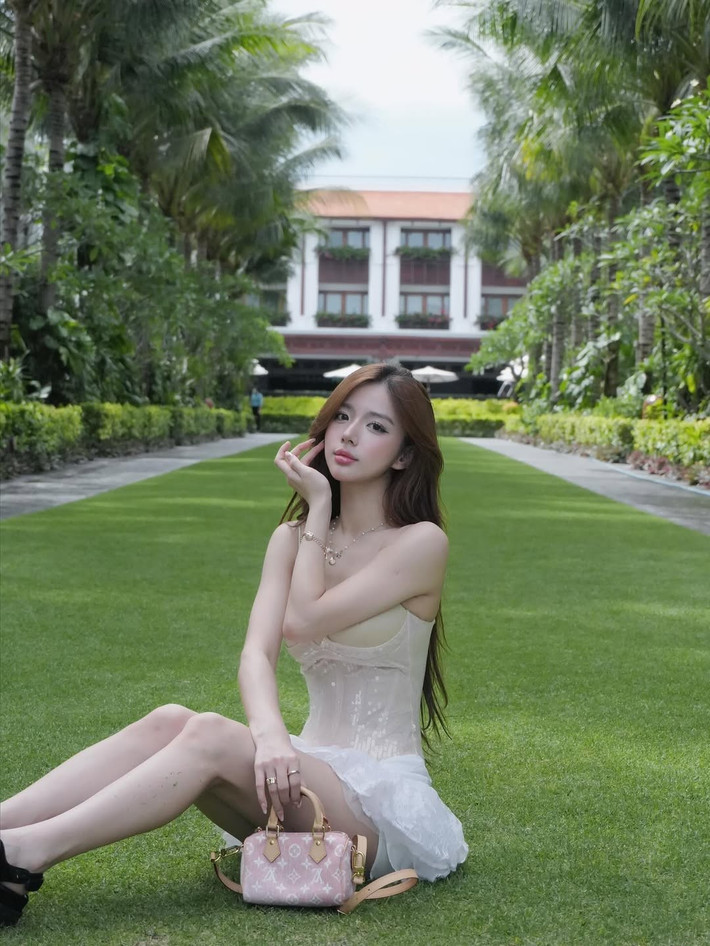 Hằng Phan là gương mặt không còn xa lạ với cộng đồng mạng Việt. Năm 2019, cô “gây bão” truyền thông khi chia sẻ màn “lột xác” ngoạn mục của mình, từ một cô gái đen nhẻm, kém sắc, trở thành hot girl xinh đẹp như nàng thơ.