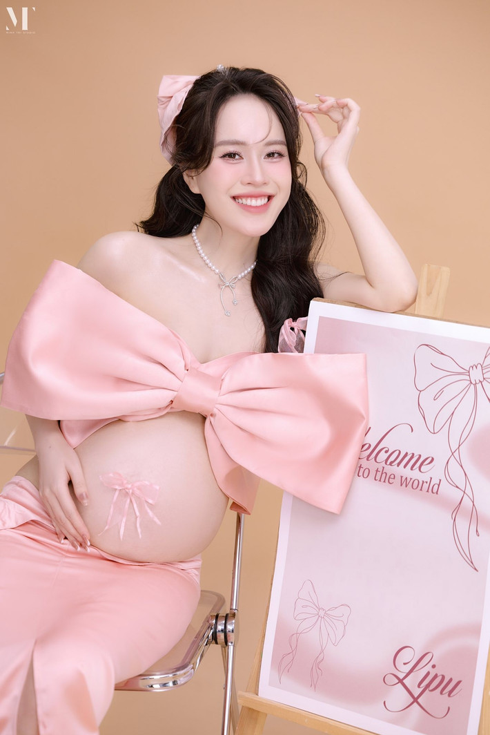 Thiết kế cúp ngực khéo léo tôn lên phần cổ thanh mảnh và làn da trắng sáng của nữ MC, đồng thời để lộ bụng bầu một cách trang nhã – một sự táo bạo đầy tinh tế.
