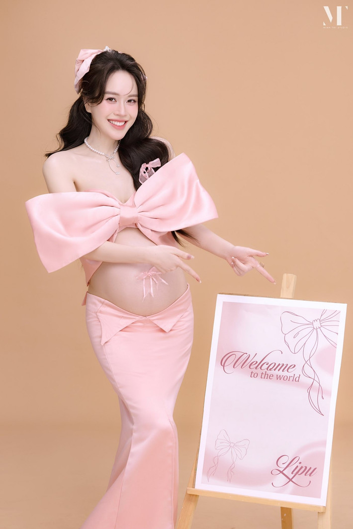 Trong bộ váy hồng pastel độc đáo được thiết kế như một chiếc nơ khổng lồ, nữ MC khoe bụng bầu vượt mặt một cách đầy tự tin và duyên dáng.
