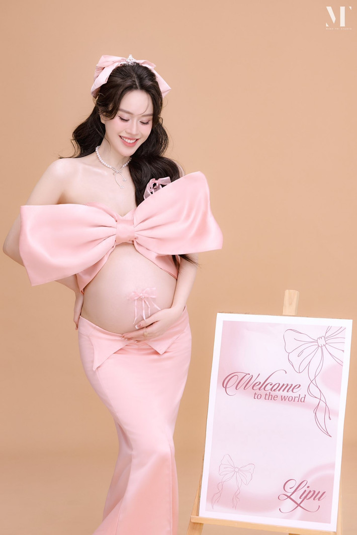 Mới đây trên trang cá nhân, nữ MC vừa đăng tải bộ ảnh bầu với concept hồng ngọt ngào, đồng thời cùng hé lộ tên ở nhà của em bé là Lipu.
