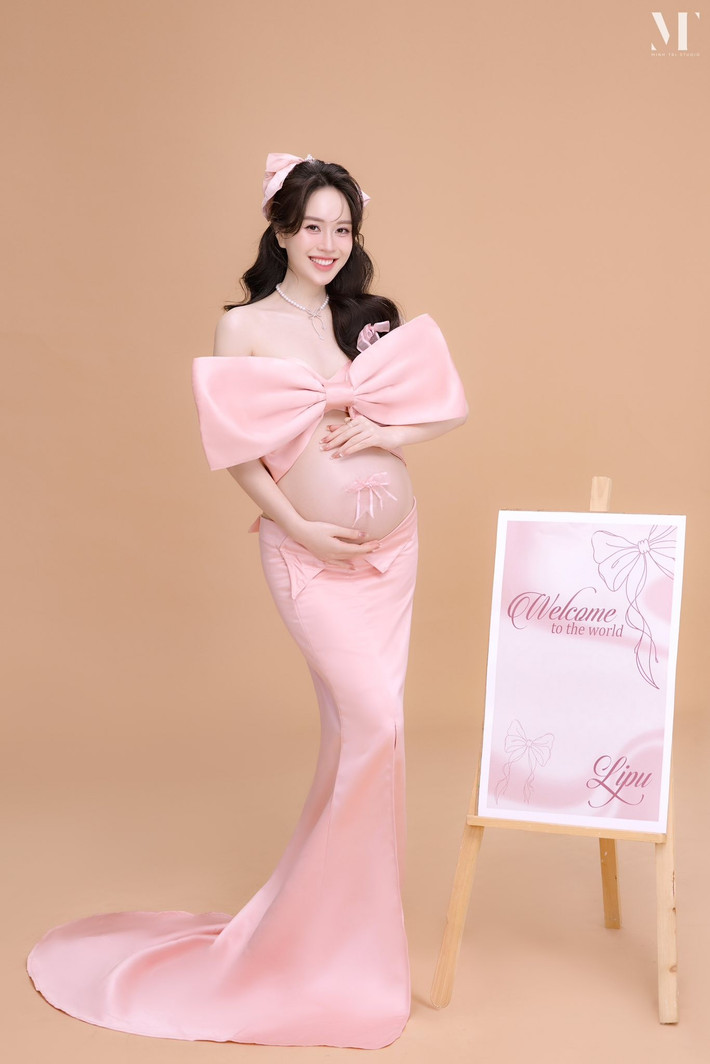 Là cái tên quen thuộc trên sóng truyền hình, cuộc sống Ngô Mai Phương được nhiều khán giả quan tâm, chú ý. Hiện tại dù đã ở những tháng cuối thai kỳ, tuy nhiên cô nàng vẫn sở hữu nhan sắc xinh đẹp, đầy rạng ngời.