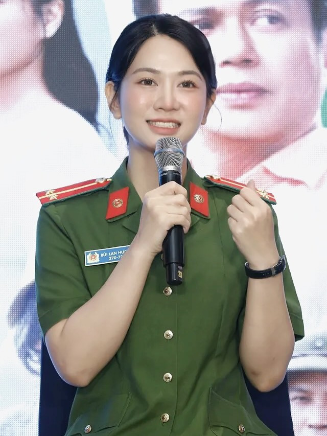 Ngày 29/7, bộ phim Có anh, nơi ấy bình yên được lên sóng vào khung giờ vàng buổi tối của VTV. Đặc biệt, bộ phim này có sự tham gia của Lê Bống. Trước giờ phim lên sóng, mới đây Lê Bống đã đăng tải loạt ảnh trong buổi họp báo của phim trong tạo hình cô công an khiến nhiều khán giả vô cùng bất ngờ.