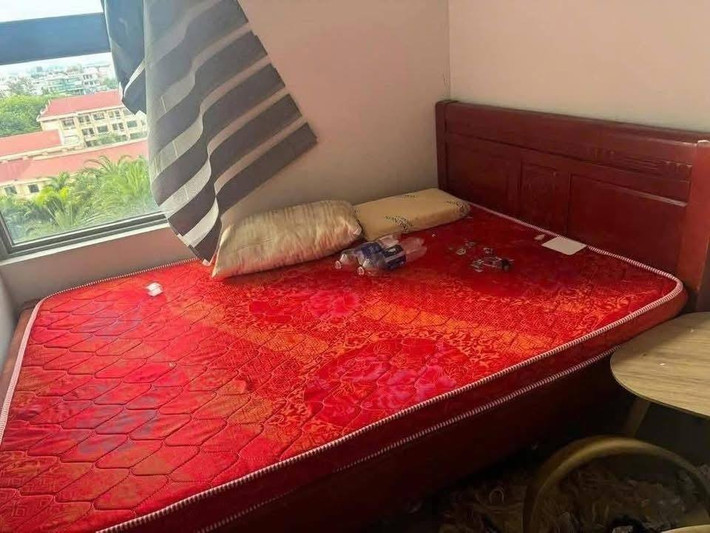 Phòng khách - không gian chính của căn hộ - tràn ngập rác thải, đồ vật bị vứt lung tung. Ghế gỗ cao cấp bị lật đổ, thảm trải sàn bẩn thỉu, các vật dụng cá nhân của khách du lịch vẫn còn nằm rải rác khắp nơi. Chiếc giường cũng khiến người nhìn phải "phát hoảng" khi đầy những đồ dùng, chai lọ vứt ngổn ngang, chất lỏng dính đầy đệm.