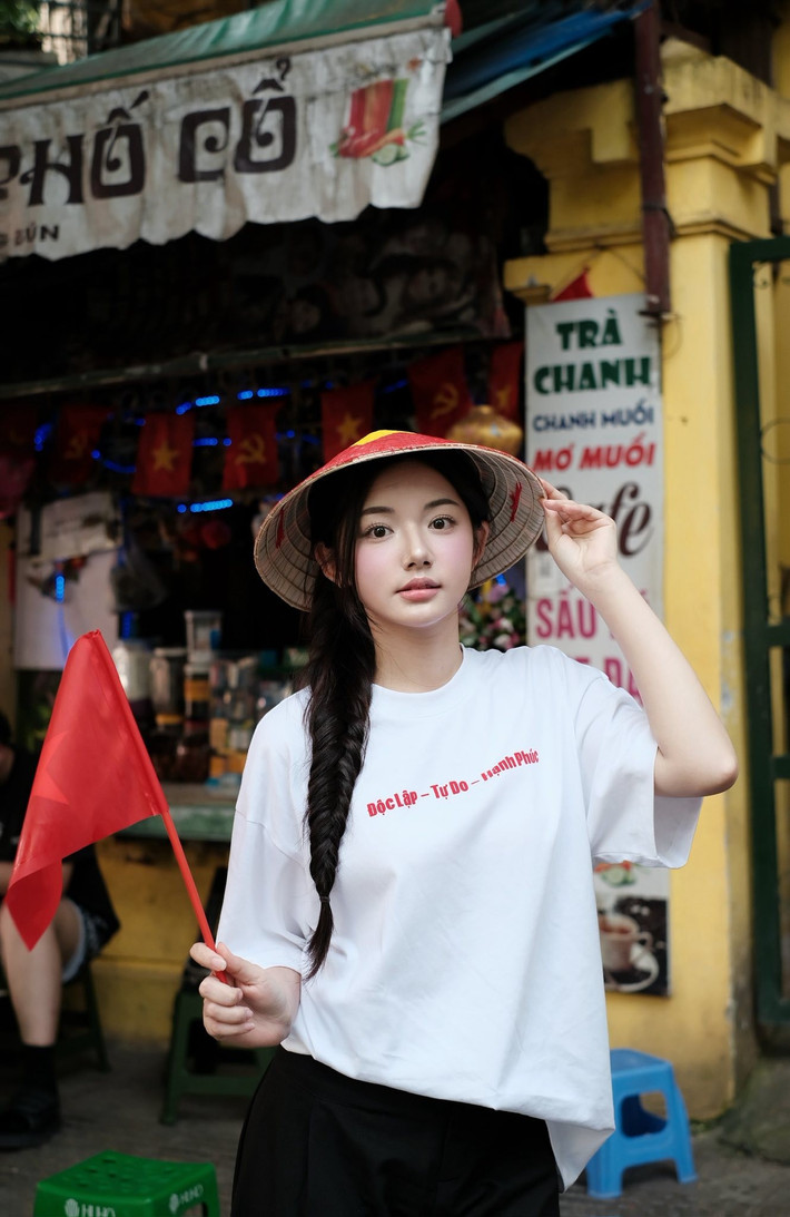 Bộ ảnh không chỉ là cách Quỳnh Trương thể hiện tình yêu quê hương đất nước, mà còn góp phần lan tỏa không khí sôi động, náo nức trước ngày kỷ niệm trọng đại của dân tộc. (Ảnh: FBNV)
