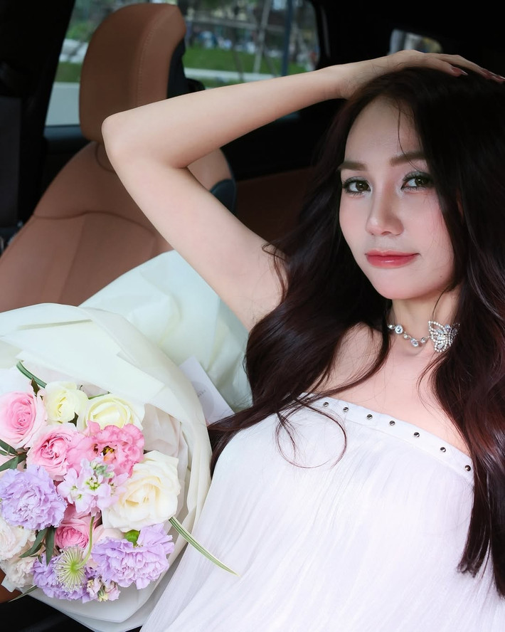 Trong loạt ảnh, Hoàng Kim Chi lựa chọn chiếc đầm quây trắng tinh khôi, khéo léo khoe trọn bờ vai nuột nà, làn da trắng mịn không tì vết.