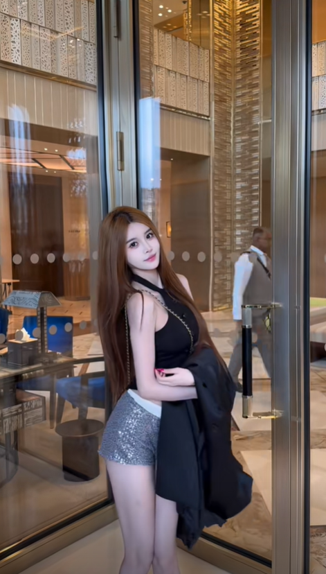 Quần áo, giày dép cô sử dụng đều là đồ thiết kế riêng hoặc các phiên bản giới hạn, giúp cô luôn giữ hình ảnh chỉn chu như một “rich girl”, tiểu thư chính hiệu.