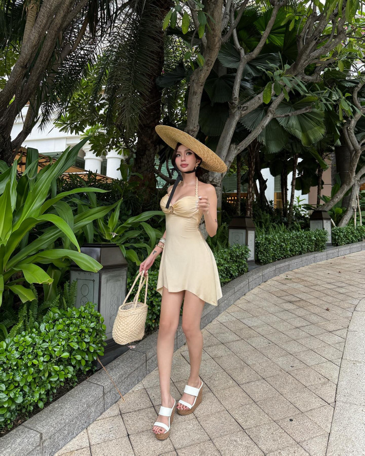 Không chỉ gây ấn tượng bởi trang phục, Quỳnh Như còn hoàn thiện tổng thể bằng chiếc nón rộng vành phối ruy băng đen cổ điển – một sự kết hợp hoàn hảo giữa sự cổ điển và hiện đại.