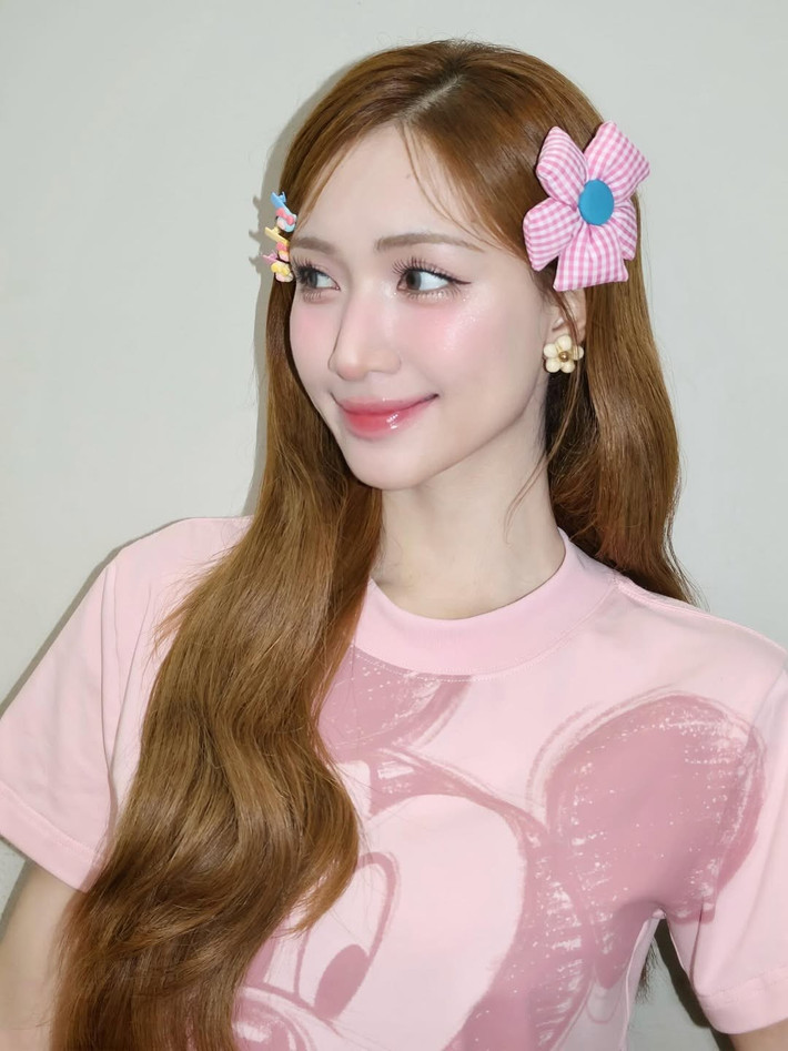 Với vẻ đẹp trong trẻo, nụ cười tỏa nắng và phong cách dịu dàng, Hòa Minzy một lần nữa khẳng định sức hút của mình trong lòng công chúng.