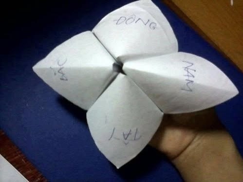 Một tờ giấy A4 gấp khéo léo thành hình 4 cánh, bên trong ẩn chứa những lời “tiên tri” thú vị như tên người yêu tương lai, nghề nghiệp mai sau hay điểm thi sắp tới. Trò chơi đơn giản nhưng lại là công cụ giải trí số 1 trong các giờ ra chơi.