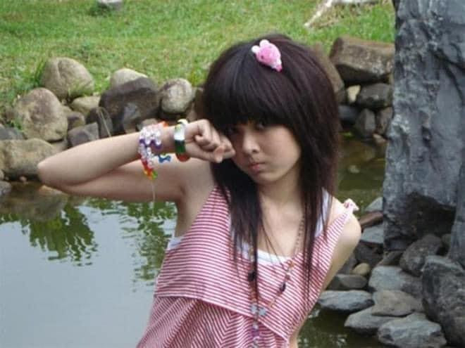 Những kiểu tạo dáng chu môi, tay che mặt hay ánh nhìn xa xăm từng là công thức “sống ảo” phổ biến trên Yahoo! Blog hay Zing Me. Gương mặt cool ngầu chính là “đặc sản” của ảnh thẻ học sinh lẫn ảnh selfie thời đó.