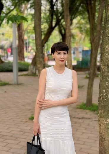 Dù tuổi đã trung niên, mẹ vợ Đoàn Văn Hậu vẫn giữ được làn da tươi tắn, mịn màng và nụ cười rạng rỡ.