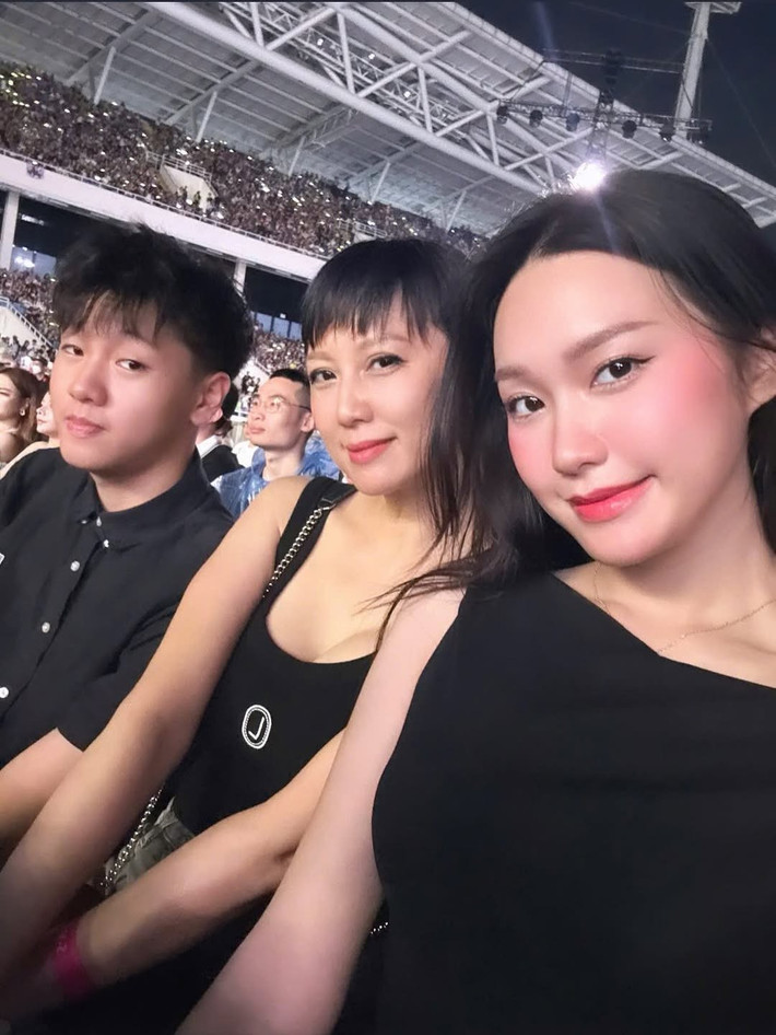 Trong loạt ảnh được chia sẻ, mẹ vợ Đoàn Văn Hậu xuất hiện với vẻ ngoài rạng rỡ và tràn đầy năng lượng. Cô lựa chọn trang phục đơn giản nhưng cực kỳ "chất": một chiếc áo phông hoặc áo hai dây màu đen, khoe bờ vai thon gọn và vóc dáng cân đối.