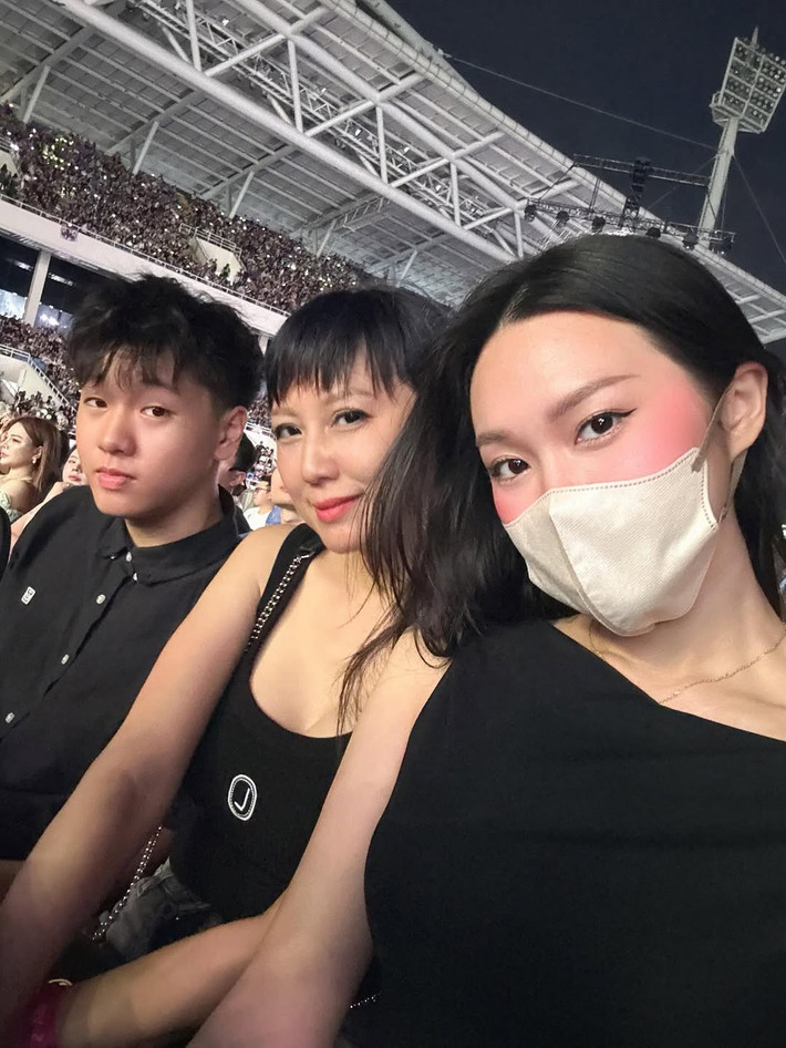 Điểm nhấn là chiếc túi xách đeo vai sành điệu, tôn lên vẻ thanh lịch nhưng không kém phần cá tính. Kiểu tóc ngắn gọn gàng, được cắt tỉa hiện đại càng làm tăng thêm vẻ trẻ trung, năng động cho tổng thể.