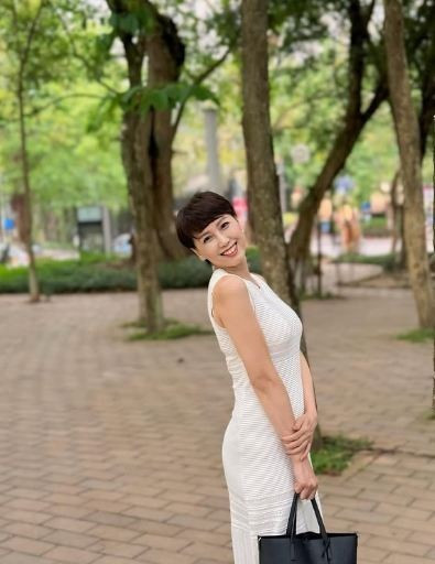 Điều đáng nói là bà luôn biết cách chăm sóc bản thân và lựa chọn phong cách thời trang phù hợp, giúp "hack tuổi" một cách đáng kinh ngạc.