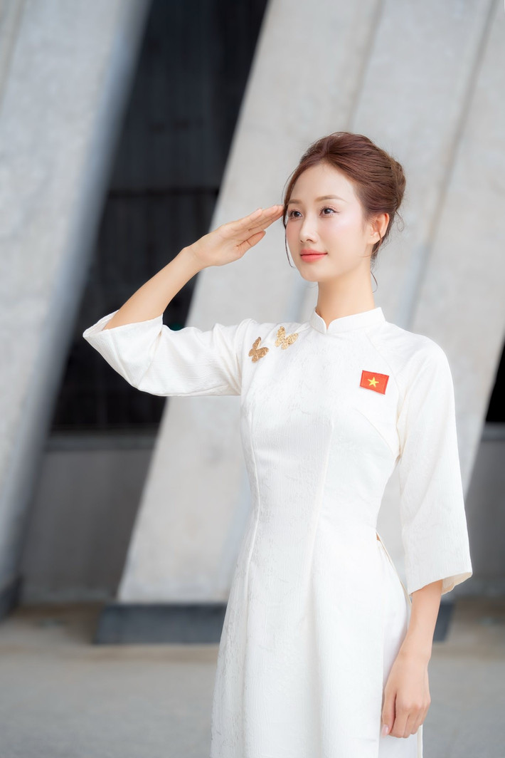 Càng gần đến ngày Quốc khánh 2/9, không khí tại thủ đô Hà Nội càng thêm rộn ràng. Nhiều người đã dành thời gian đầu tư để chụp hình, lưu giữ kỷ niệm trong những ngày chào mừng Quốc khánh. (Ảnh: FBNV)