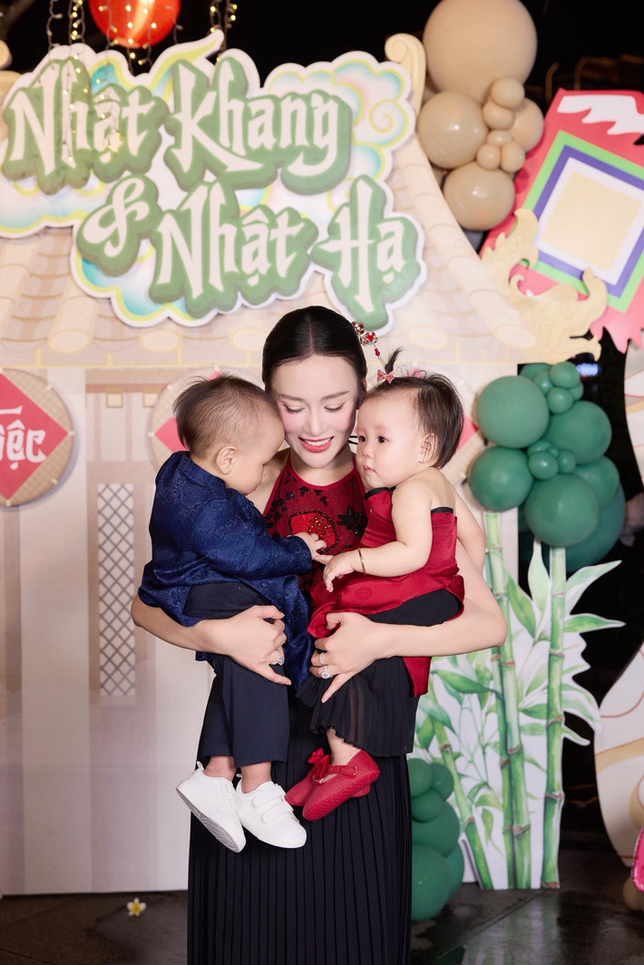 Từ khi trở thành mẹ của hai bé song sinh, Phương Oanh dần chuyển hướng phong cách thời trang sang hình ảnh kín đáo, nữ tính và tinh tế hơn. hay cho những bộ cánh gợi cảm, cắt xẻ táo bạo trước đây, cô ưu tiên các thiết kế nhẹ nhàng, thanh lịch với tông màu nhã nhặn và chất liệu thoải mái.