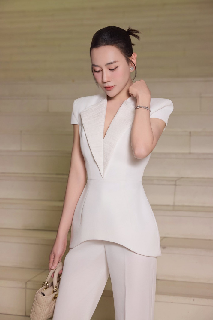 Chi tiết cổ V sâu cùng phần vai độn nhẹ nhàng càng làm tăng thêm vẻ thanh lịch và quyền uy cho nữ diễn viên.