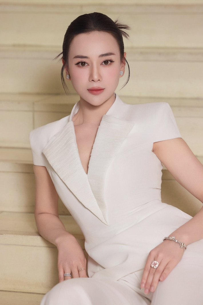 Mái tóc búi gọn gàng, cùng lối trang điểm nhẹ nhàng nhưng sắc sảo đã hoàn thiện tổng thể một hình ảnh trưởng thành, chín chắn và đầy khí chất.