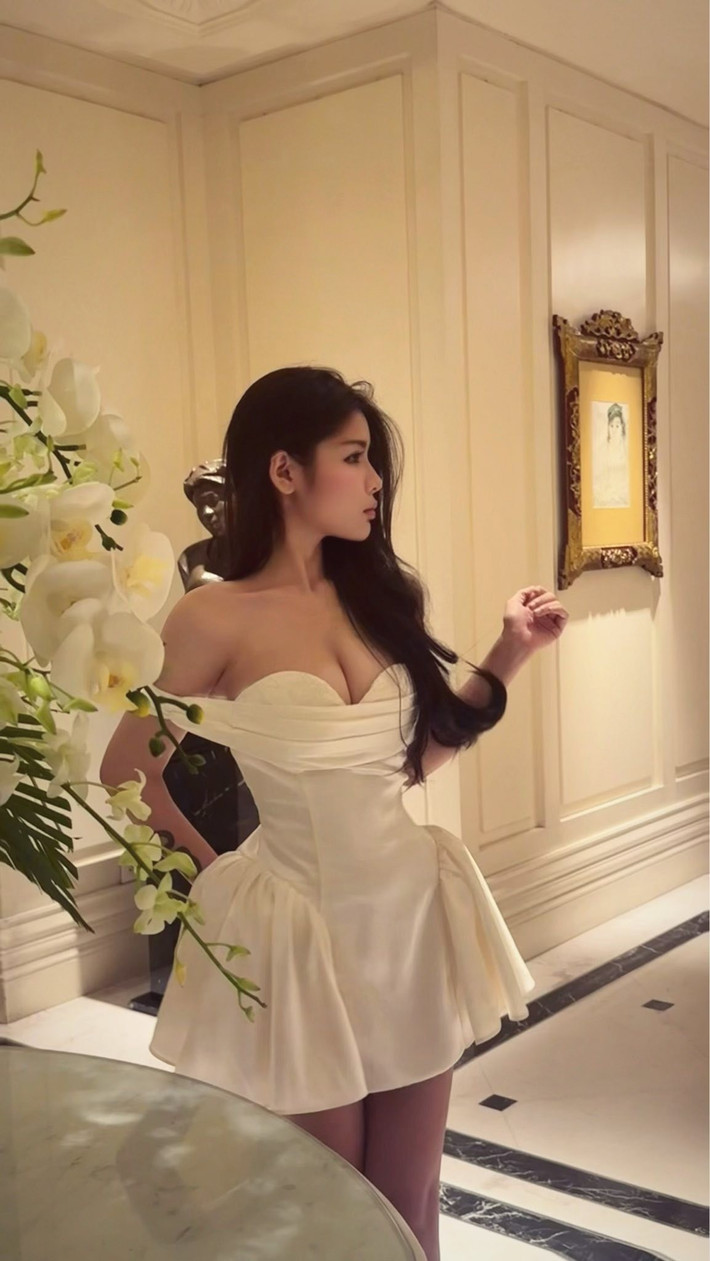 Với mái tóc đen dài, gợn sóng buông lơi tự nhiên, gương mặt thanh tú, đôi mắt sắc sảo cùng bờ môi hờ hững, cô tạo nên một tổng thể vừa kiêu sa, vừa mong manh. (Ảnh: FBNV)