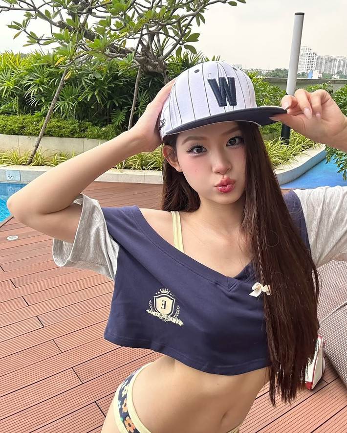 Trong bộ ảnh được chụp tại không gian hồ bơi thoáng đãng, Mai Hương khéo léo phô diễn gu thời trang ấn tượng. Cô diện bikini hai mảnh họa tiết hoa nhí nổi bật, kết hợp cùng áo croptop lửng khoe trọn vòng eo "con kiến" săn chắc. (Ảnh: IGNV)