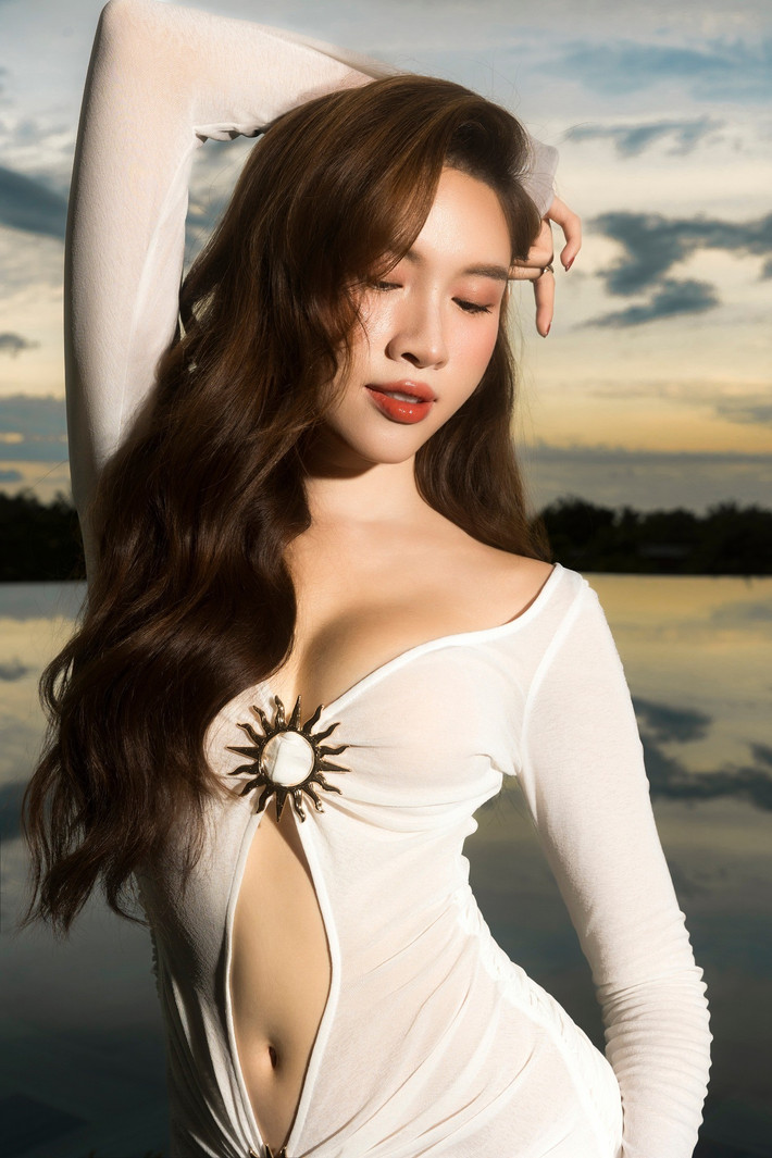 Cô còn khéo léo phối cùng túi xách và giày cao gót tông nâu trầm, tạo sự cân bằng và sang trọng cho bộ cánh.