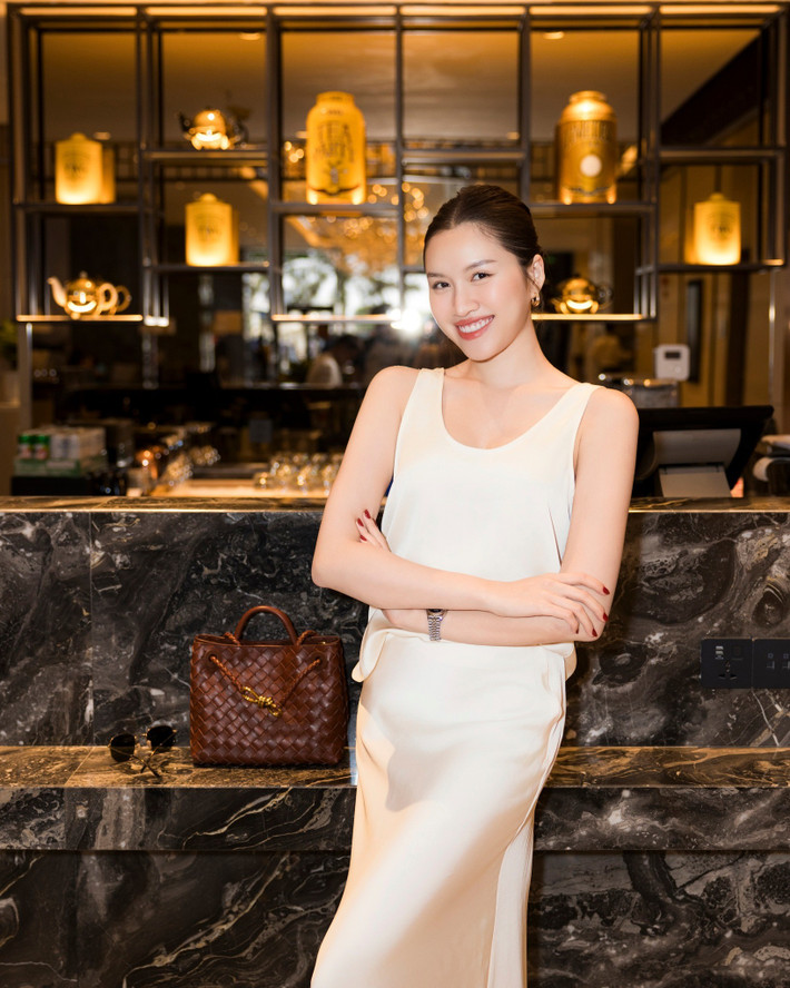 Nữ MC được đánh giá cao về gu thời trang sành điệu và cá tính. Với lợi thế hình thể chuẩn người mẫu, đặc biệt là đôi chân dài và số đo ba vòng ấn tượng (khoảng 85-61-89 cm), cô thường xuyên lựa chọn những bộ cánh ôm sát, tôn lên đường cong quyến rũ.