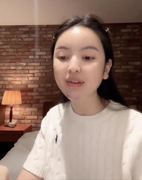 Xuất hiện trên một livestream gần đây, Chu Thanh Huyền - bà xã của cầu thủ Quang Hải để lộ vùng cằm có nhiều vết bầm tím rõ rệt khiến nhiều người bày tỏ sự thắc mắc về nguyên nhân.