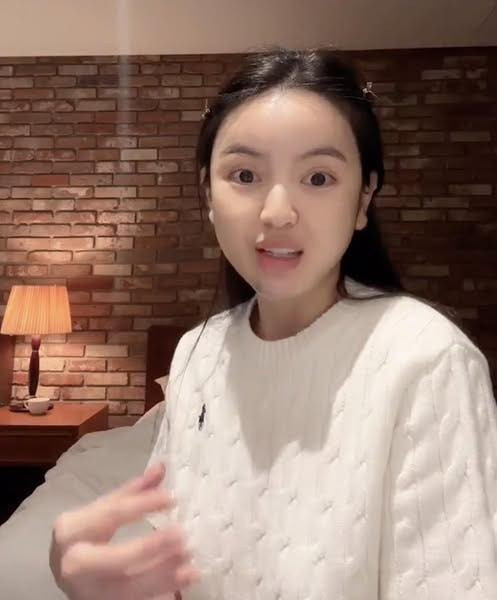 Không để dân tình đồn đoán, bà xã Quang Hải đã tự mình chia sẻ về chiếc cằm có vết bầm bất thường, là do cô nàng vừa can thiệp phẫu thuật thẩm mỹ, nhưng không phải sửa để đẹp hơn mà là tiêm tan filler để lấy lại cằm tự nhiên. Được biết cô nàng vừa sang Hàn Quốc vừa công tác vừa kết hợp xử lý hậu quả phẫu thuật thẩm mỹ ở vị trí cằm.