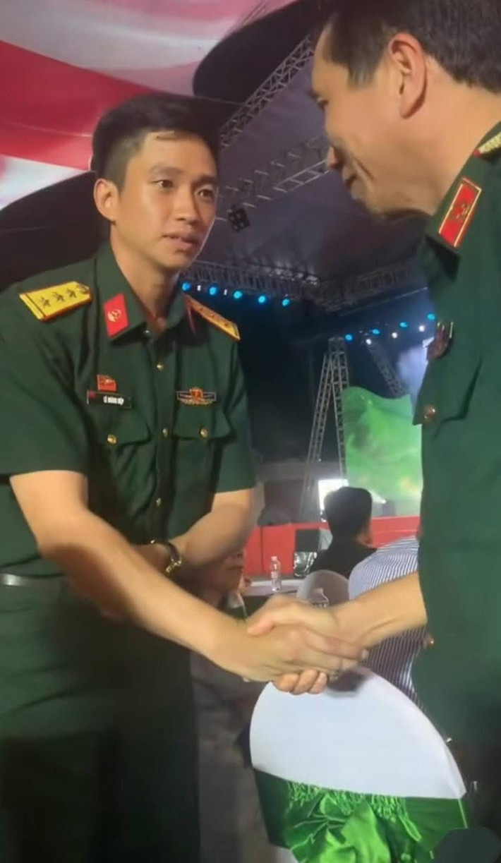 Lê Hoàng Hiệp được đánh giá sở hữu gương mặt điển trai, thần thái cuốn hút và vẻ ngoài nam tính, rắn rỏi. Dù hình ảnh lan truyền rộng rãi, anh vẫn giữ được tính cách kín tiếng và hiếm khi chia sẻ hình ảnh cá nhân trên mạng xã hội.