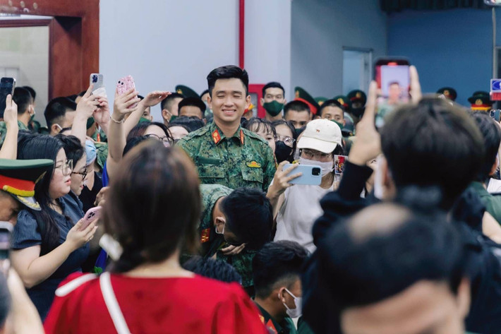 Mặc dù bất ngờ trở thành tâm điểm chú ý, Lê Hoàng Hiệp vẫn thể hiện sự khiêm tốn và e thẹn đặc trưng. Sự xuất hiện của nam quân nhân được chú ý không khác gì một thần tượng nổi tiếng.