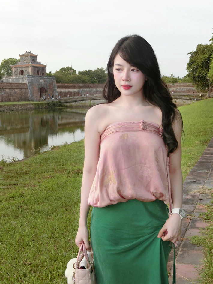 Không chỉ được biết đến với tài năng âm nhạc và những set nhạc sôi động, Mie còn chinh phục người hâm mộ bằng vẻ ngoài trong sáng, ngọt ngào và phong cách thời trang ấn tượng.
