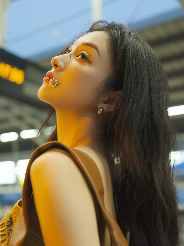 Không cần những đạo cụ cầu kỳ hay hậu cảnh lộng lẫy, cô vẫn tỏa sáng nhờ thần thái đậm chất điện ảnh và cách thể hiện đầy tự nhiên.
