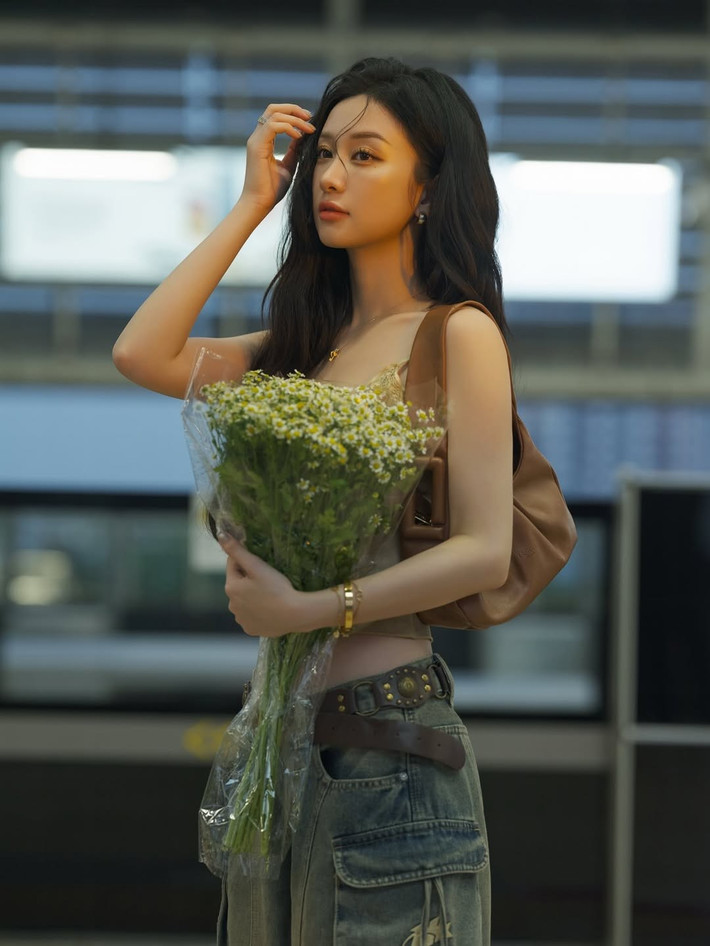 Thân hình mảnh mai không chút mỡ thừa với thắt eo nhỏ xíu của cô nàng khiến người hâm mộ phải xuýt xoa.