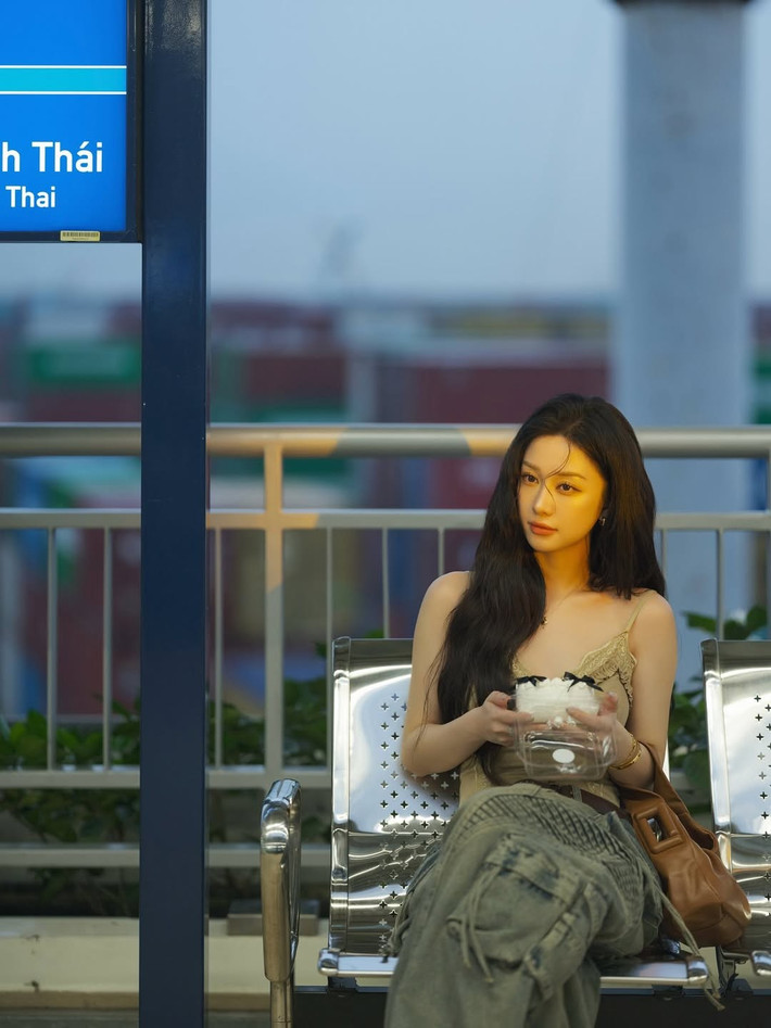 Cô diện chiếc áo hai dây gợi cảm, kết hợp cùng quần jeans phom rộng cá tính, tạo nên vẻ đối lập hài hòa giữa sự nữ tính và mạnh mẽ.