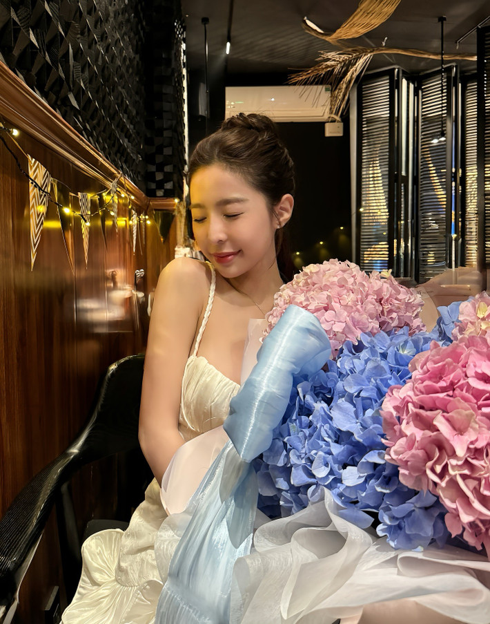 Sau một thời gian vướng nghi vấn "đường ai nấy đi", cả hai đã chính thức không còn theo dõi nhau trên mạng xã hội, đồng thời B Ray mới đây cũng công khai có bạn gái mới.
