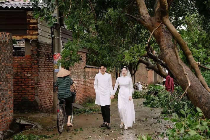 Tuy nhiên, điều khiến cộng đồng mạng ngỡ ngàng và thích thú chính là tinh thần lạc quan của cô dâu, chú rể và cả đoàn.